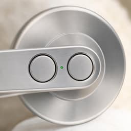 Zeniva One — detaliu al discului de comandă și al LED-ului